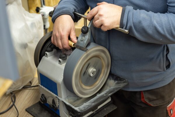 How Professionals Sharpen Pocket Knives